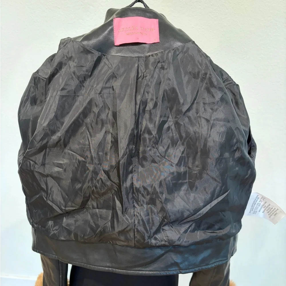 Azalea Wang Gisele Y2K
Style Cropped Faux Leather Fur Cuffed
Jacket - Picture 9 of 12